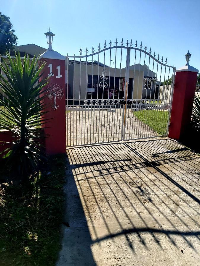 Red Pillars Hotel Port Elizabeth Exterior photo