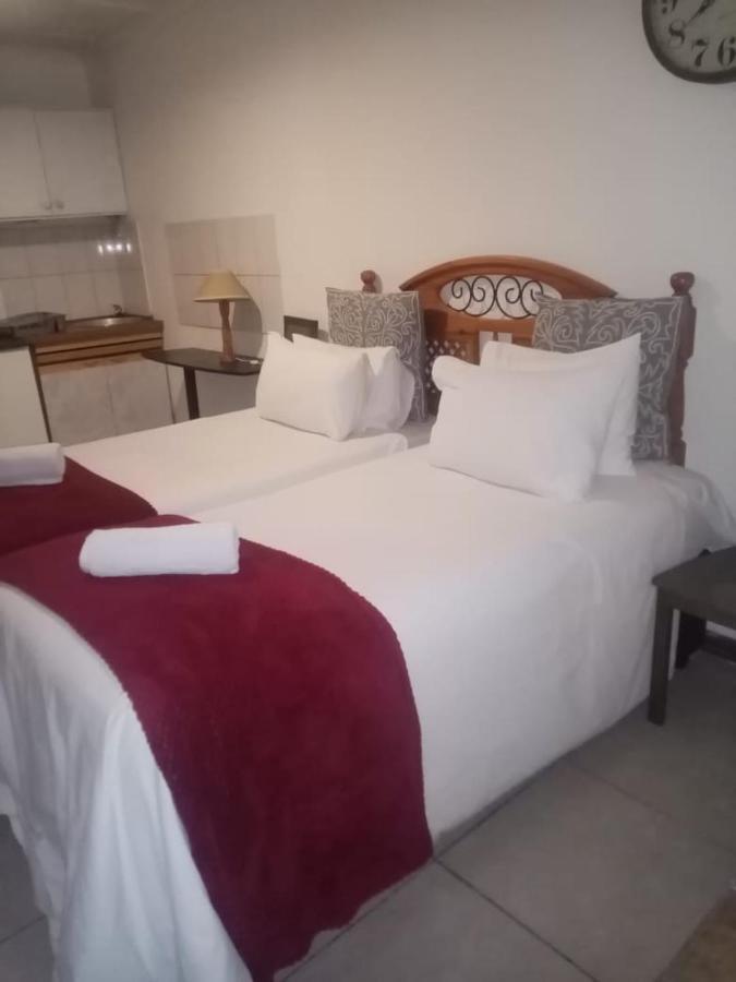 Red Pillars Hotel Port Elizabeth Exterior photo